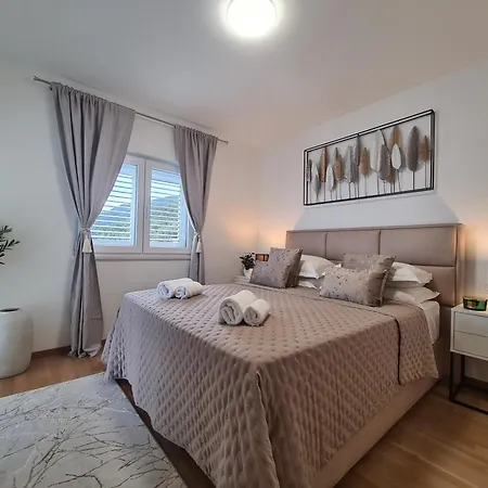 Luxury & Spacious Sea View From Bed Apartment *