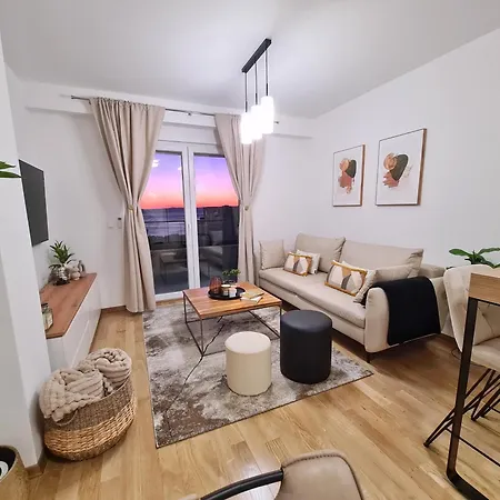 Luxury & Spacious Sea View From Bed Apartment