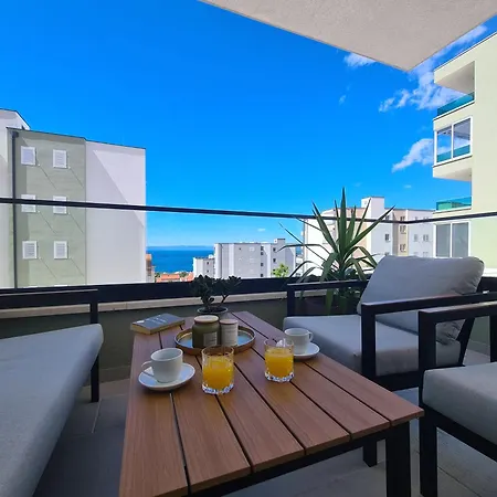 Luxury & Spacious Sea View From Bed Apartment *